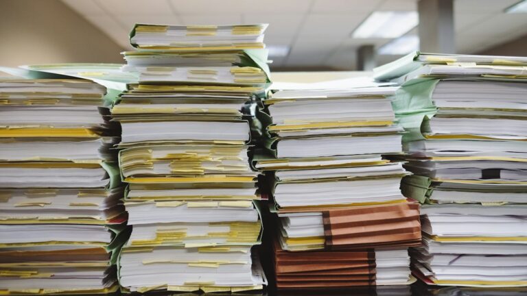 Stosy dokumentów i teczek